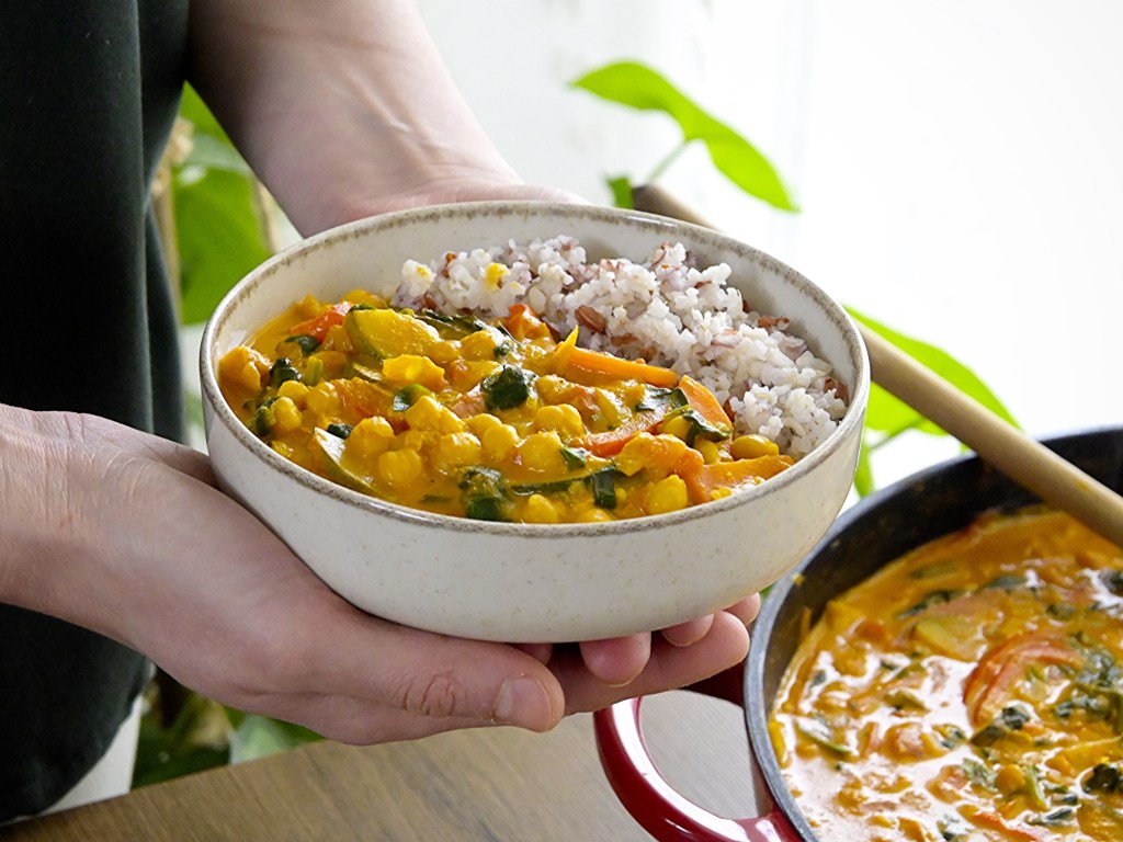 Curry de năut cu legume – O rețetă simplă, delicioasă și&nbsp;anti-risipă!